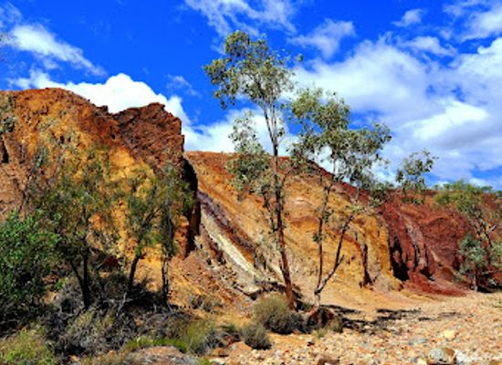australia/outback/landmark/ochre-pits