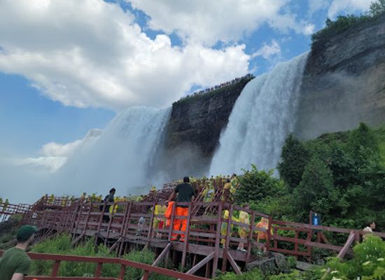 canada/niagara-falls/landmark/cave-of-the-winds