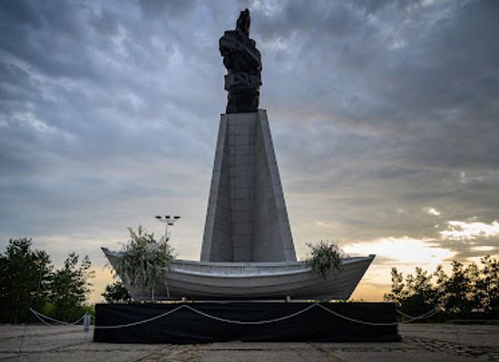 latvia/liepaja/landmark/monument-for-the-fishermen-and-sailors-lost-at-sea