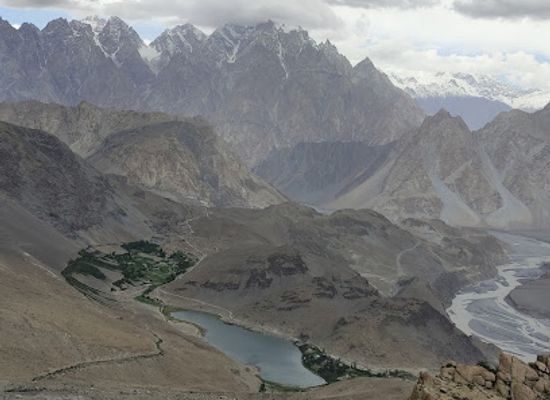 pakistan/gilgit-baltistan/landmark/ghulkin-view-point-pup-haji-cairns-rock