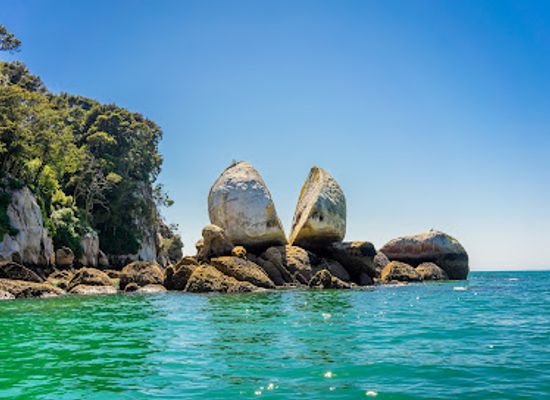 new-zealand/tasman/landmark/split-apple-rock