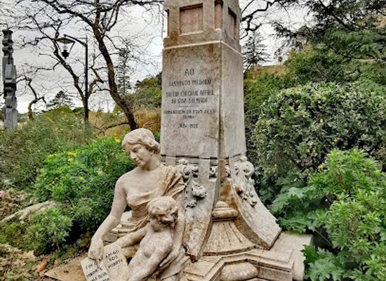 portugal/sintra/landmark/dr-gregorio-almeida-statue