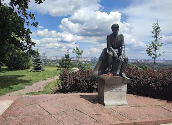ukraine/kyiv/landmark/military-pilots-leonid-bykov-monument