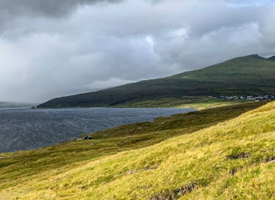faroe-islands/miovagur/landmark/slave-cliff-lake-above-the-ocean