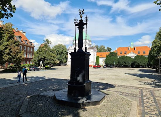 poland/warsaw/nowe-miasto/landmark/unicorn-well