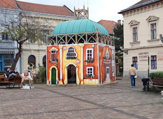 hungary/vac/landmark/harangjatek-pavilon