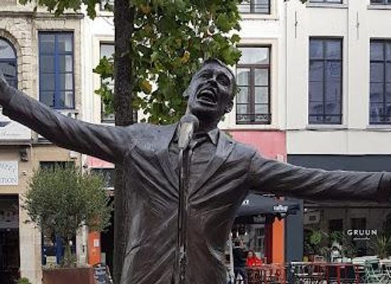 belgium/brussels/landmark/l-envol-statue-de-jacques-brel