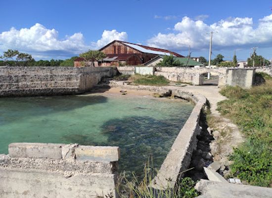 jamaica/savanna-la-mar/landmark/arch-leading-to-shore