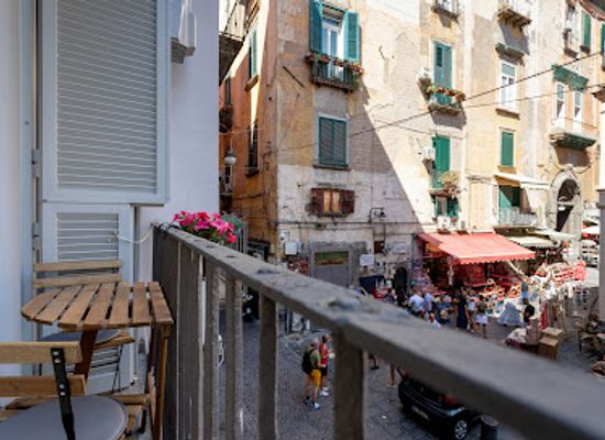 italy/naples/spaccanapoli/landmark/il-balcone-sui-presepi
