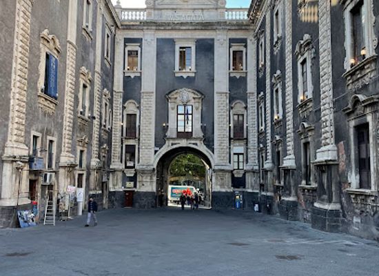 italy/catania/landmark/porta-uzeda