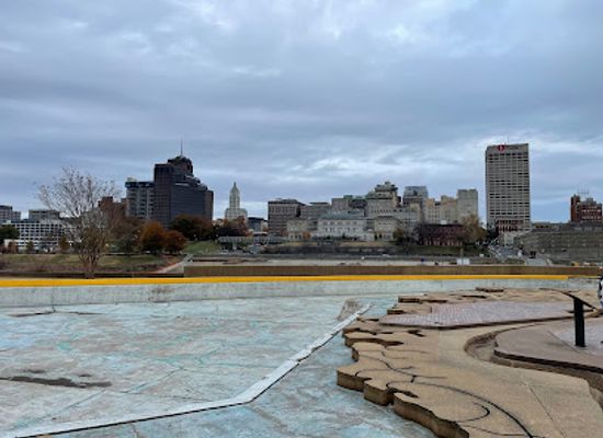tennessee/memphis/landmark/the-mississippi-riverwalk
