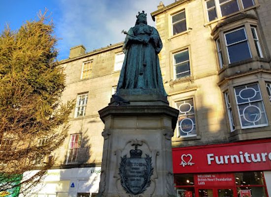 united-kingdom/midlothian/landmark/queen-victoria-statue