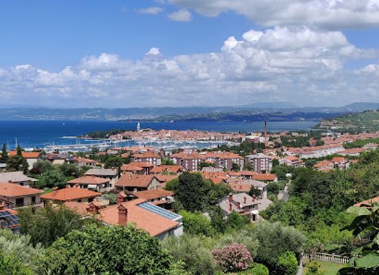 slovenia/izola/landmark/tunnel-entrance
