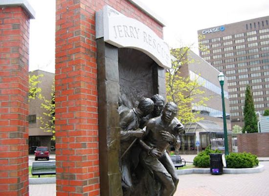 new-york/syracuse/downtown-syracuse/landmark/jerry-rescue-monument