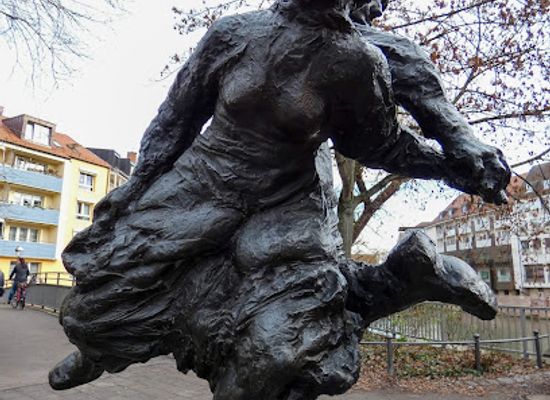 germany/nuremberg/landmark/dancing-couple-statue