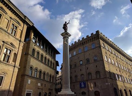 italy/chianti/landmark/piazza-di-santa-trinita