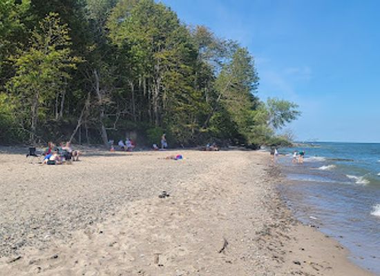 ohio/geneva-on-the-lake/landmark/breakwater-beach