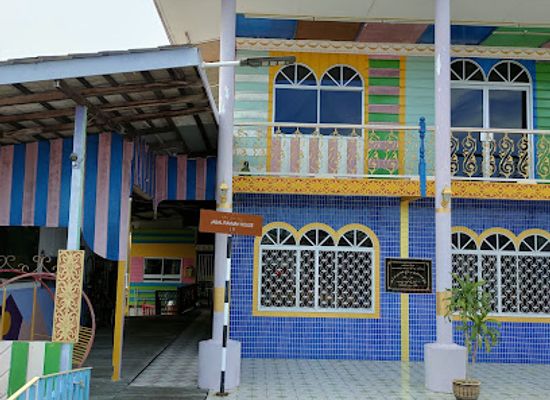 brunei/kampong-ayer/landmark/colourful-house