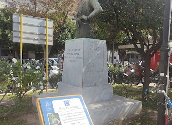 greece/chania/landmark/statue-de-captain-mathios-milonogiannis