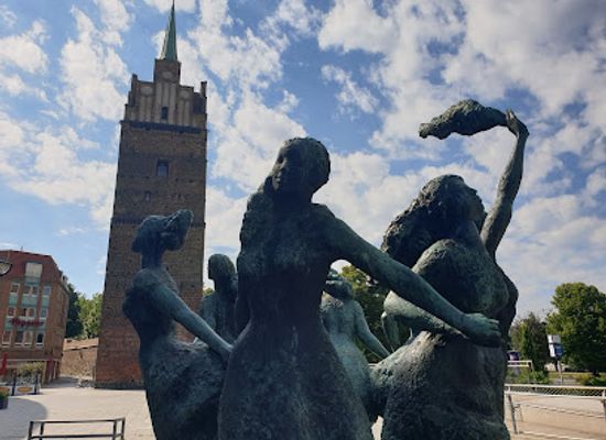 germany/rostock/landmark/sieben-stolze-schwestern-kusst-das-eine-meer