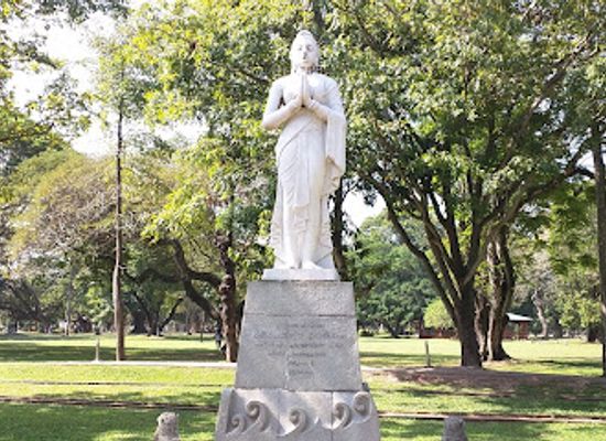 sri-lanka/colombo/landmark/queen-viharamahadevi-statue