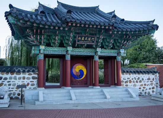 arkansas/southwest-arkansas/landmark/h-u-lee-international-gate-and-garden