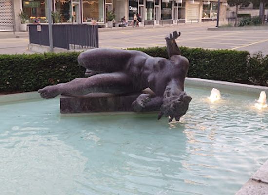 switzerland/zurich/bahnhofstrasse/landmark/brunnen-mit-statue