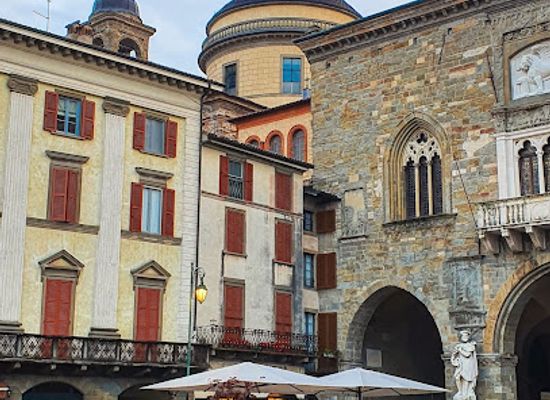 italy/bergamo/landmark/piazza-vecchia-bergamo-alta