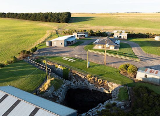 australia/south-east-south-australia/landmark/kilsby-sinkhole-accommodation
