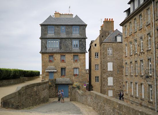 france/saint-malo/landmark/place-des-freres-lamennais