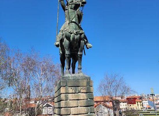 portugal/minho/landmark/statue-of-vimara-peres