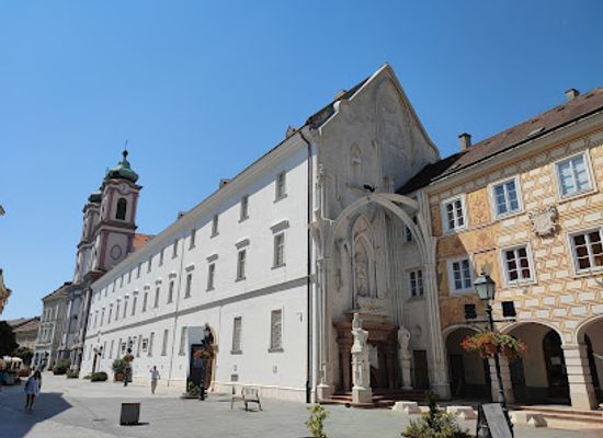 hungary/szekesfehervar/landmark/matyas-kiraly-emlekmu