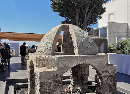 greece/santorini/landmark/church-dome-monument