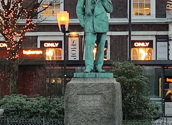 norway/bergen/bryggen/landmark/edvard-grieg-statue