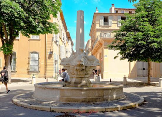 france/aix-en-provence/quartier-sextius-mirabeau/landmark/place-des-quatre-dauphins