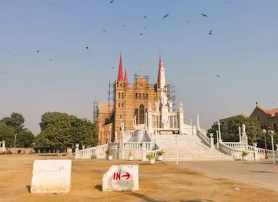 pakistan/karachi/saddar/landmark/christ-the-king-monument
