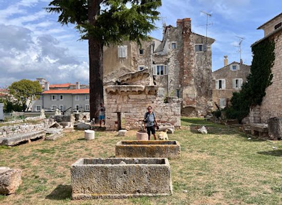 croatia/porec/landmark/neptune-temple