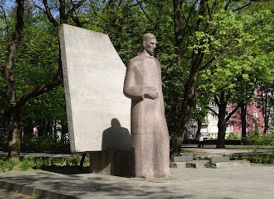 poland/słupsk/landmark/pomnik-karola-szymanowskiego-w-slupsku