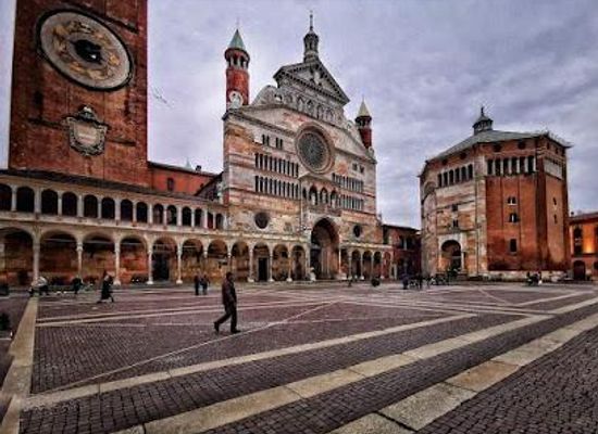 italy/lombardy/landmark/piazza-del-comune