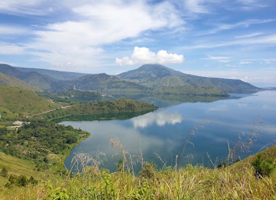 indonesia/lake-toba/landmark/bukit-holbung