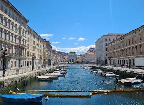 slovenia/coastal-karst/landmark/piazza-del-ponterosso