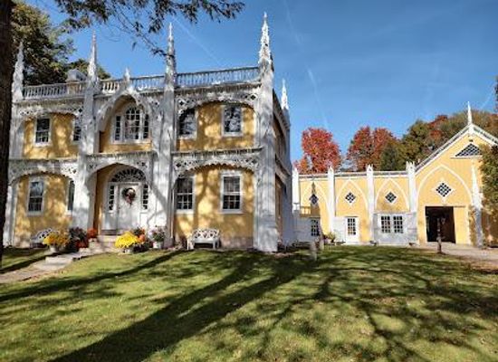 maine/biddeford/landmark/wedding-cake-house