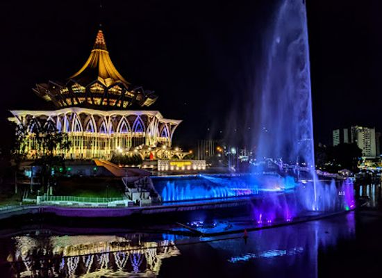 malaysia/kuching/landmark/darul-hana-musical-fountain-watching-position