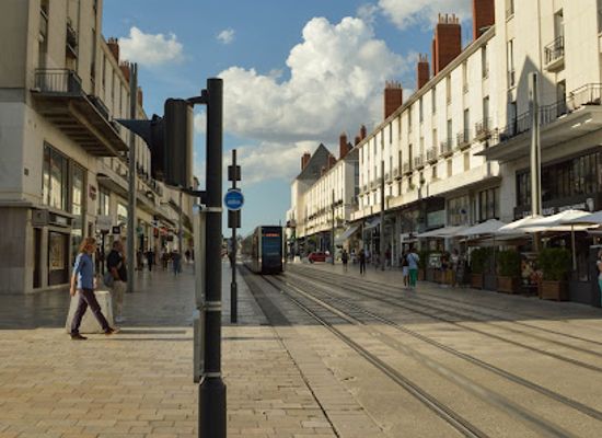 france/tours/place-plumereau/landmark/place-porte-de-loire