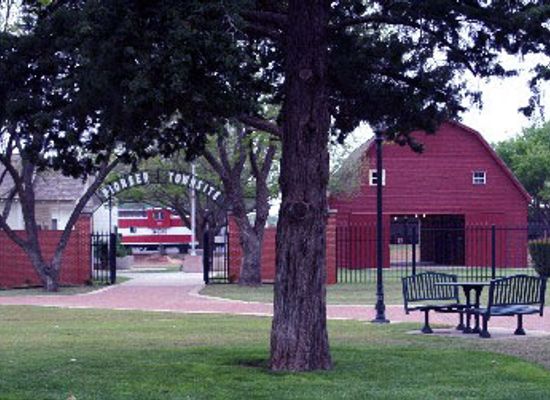 oklahoma/great-plains-country/landmark/pioneer-townsite