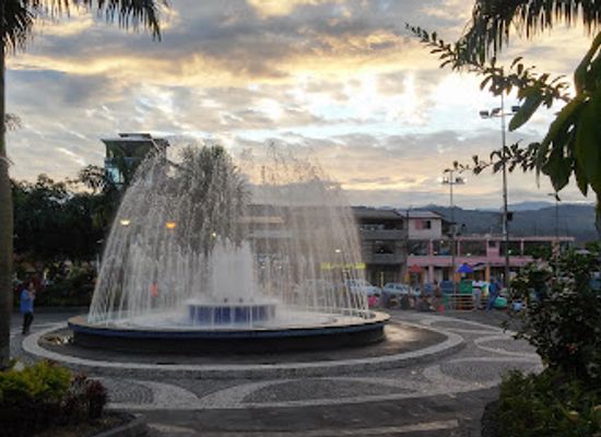 ecuador/oriente/landmark/parque-central-12-de-mayo