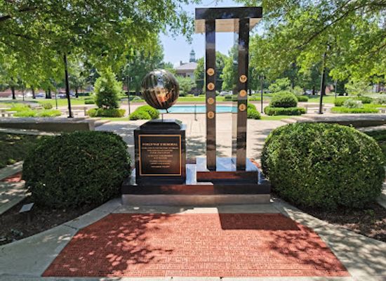 kentucky/paducah/landmark/dolly-mcnutt-plaza