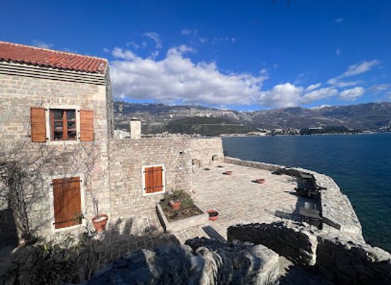 montenegro/budva/landmark/sky-light