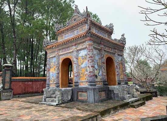 vietnam/hue/landmark/mausoleum-of-emperor-dong-khanh