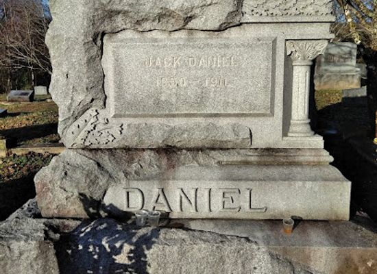 tennessee/highland-rim/landmark/jack-daniel-grave